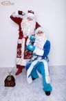 Два Деда Мороза - в красном и с синем.