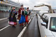 Народный ансамбль провожает гостей в Борисполе с самолета в лимузин