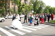 Свадебное шествие молодоженов с фольк-группой по Киеву