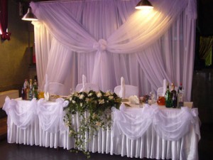 Украшение зала, свадебного стола молодоженов на свадьбе Киев