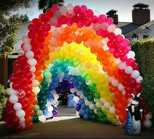 Арка разноцветных воздушных шаров на свадьбе