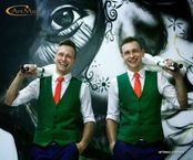 Дуэт жонглеров Twins Jugglers в зеленых костюмах на мероприятии