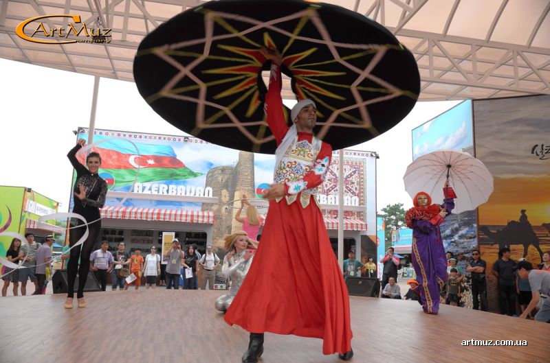 Spinning dance (обертається спідниця-шоу) в Азербайджані на святі