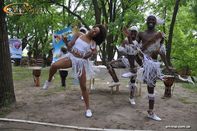Африканское шоу в белых костюмах