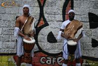 Африканские барабанщики в белых костюмах