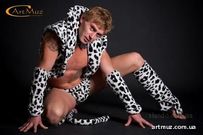 Стриптиз у яскравому сценічному костюмі Стриптиз у яскравому сценічному костюмі