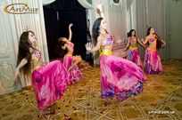 Танец с канделябрами восточного шоу-балета Танец с канделябрами восточного шоу-балета