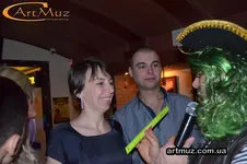Розпал піратської вечірки на Новий рік Гості веселяться на новорічному святі в піратському стилі