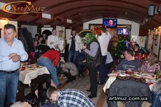 Гості продовжують веселитися на піратській вечірці Жива атмосфера новорічного свята в піратському стилі