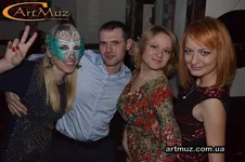 Веселі гості на новорічному святі ArtMuz Новорічні веселощі гостей на тематичній вечірці