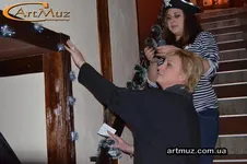 Гості беруть участь у новорічній програмі ведучого Активні учасники піратської вечірки на Новий рік