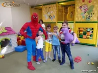 Аниматор в костюме Человека-паука с детьми Аниматор в костюме Человека-паука с детьми