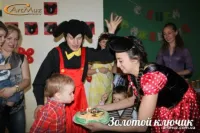 Аниматоры в костюмах Микки и Минни Маус с детьми Аниматоры в костюмах Микки и Минни Маус с детьми