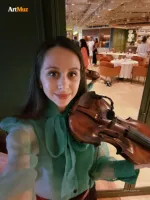 Скрипачка Оля со скрипкой в банкетном зале Скрипачка Оля со скрипкой на фоне праздничного зала