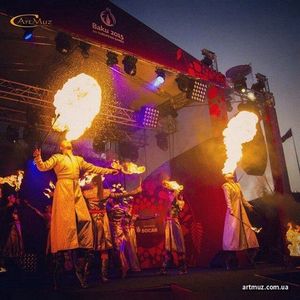Фаер-хостест, встреча гостей на праздниках ходулистов с огнем