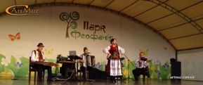 Украинский ансамбль "Водограй" с певицей и цимбалистом, аккордеонистом, скрипачом, барабанщиком на празднике