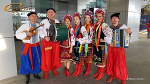 Украинский ансамбль (четыре певицы, певец-барабанщик, скрипач, аккордеонист) на встрече в аэропорту