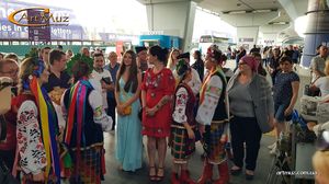Девушки с караваем, украинский ансамбль в ожидании приезжающих гостей возле входа в терминал