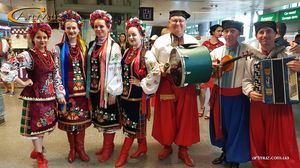 Народный украинский ансамбль встречает гостей в аэропорту в Киеве с песнями и мухзыкой
