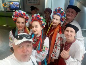 Селфи с народным, украинским ансамблем в аэропорту Бориспол на встрече