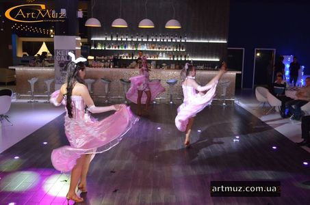 Традиционный Кан-Кан в исполнении шоу-балета