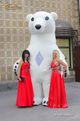 Ростовая кукла Белый Медведь перед выездной церемонией на свадьбе в Киеве, с подружками невесты