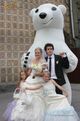 Ростовая кукла Белый Медведь на свадьбе с молодоженами