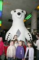 Ростовая кукла Белый Медведь на промо-акции с детьми в Киеве