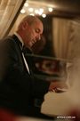 Пианист Сергей Гримальский музицирует на мероприятии в Киеве