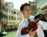 Скрипач на концерте в Италии