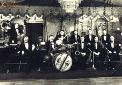 Типичный состав симфо-джаза в лице его главного героя оркестра Пола Уайтмана