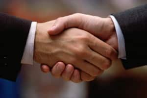 Рукопожатие клиента-организатора признак доверия и уважения