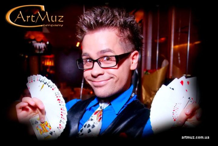 Фокусник, ілюзіоніст Денис Пономарьов на свята, корпоратив, весілля у Києві