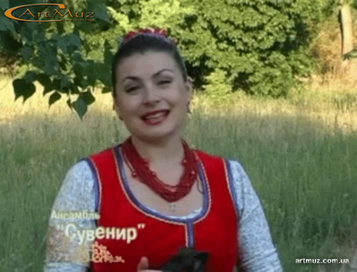 Певица и лицо народного ансамбля Сувенир