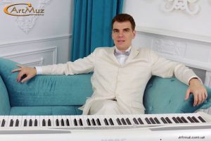 Пианист Павел Столобов, электро-пиано на свадьбу, корпоратив, праздники в Киеве