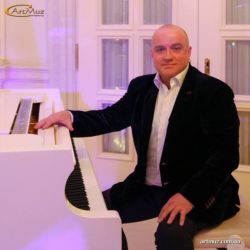 Пианист, аккордеонист, клавишник, певец, ведущий на корпоративные частные мероприятия в Киеве