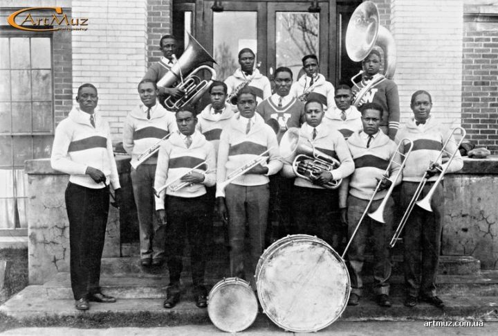 Типовий склад "марширує оркестру" - прототипу біг-бенду