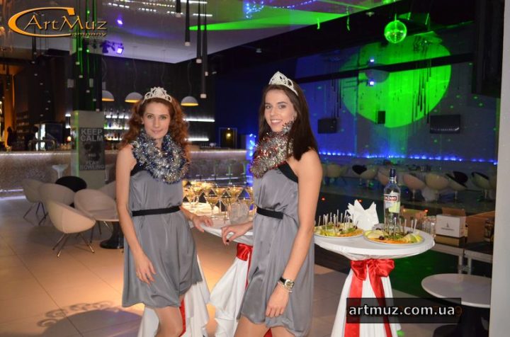 Проведення Новорічного копоратіва в Києві почалася із зустрічі хостес гостей