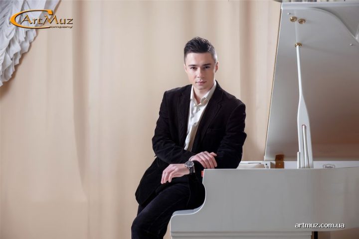 Ярослав Олійник - професійний піаніст і композитор в Києві на заходи по Україні