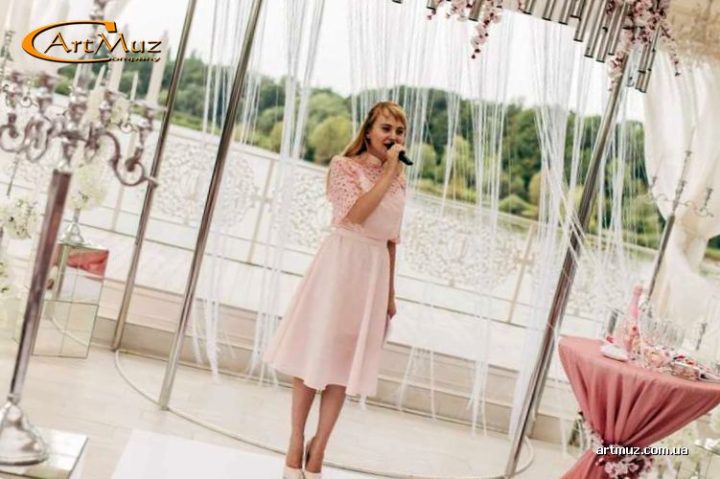 Церемоніймейстер Анна Боричка на виїзні церемонії, на весіллі в Київі