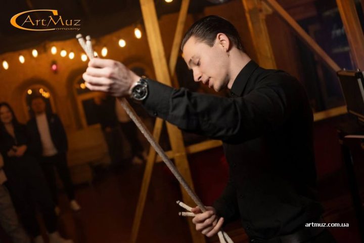 Олександр — один із найкращих фокусників у Києві для дитячих свят, весілля, корпоративи, заходи Олександр — один із найкращих фокусників у Києві для дитячих свят, весілля, корпоративи, заходи